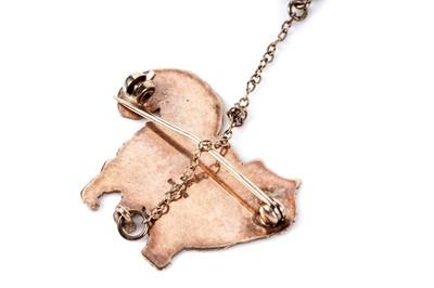 Lot 153 - A 9ct rose gold cat pattern brooch