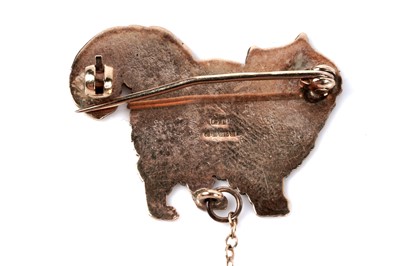 Lot 153 - A 9ct rose gold cat pattern brooch