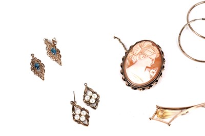 Lot 669 - A selection of vintage gold and other jewellery