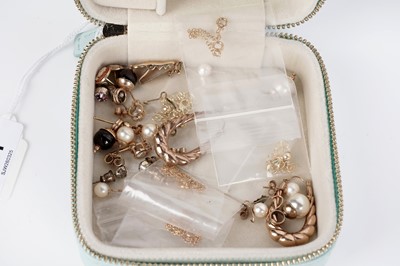 Lot 669 - A selection of vintage gold and other jewellery