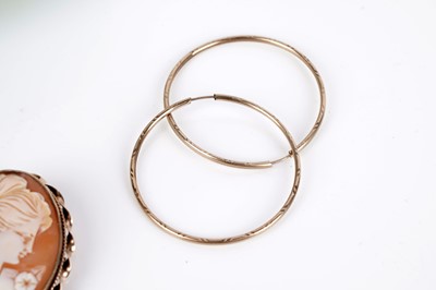 Lot 669 - A selection of vintage gold and other jewellery