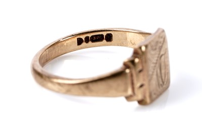 Lot 179 - Three 9ct gold signet rings