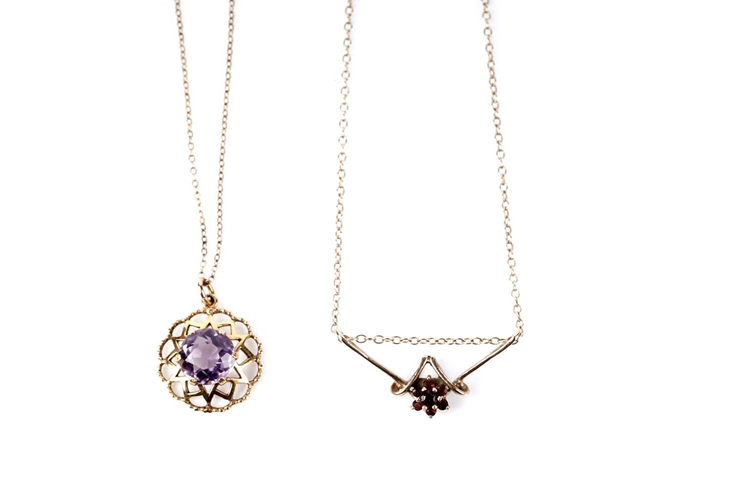 Lot 185 - A garnet flower cluster pendant necklet; and an amethyst pendant