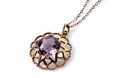 Lot 185 - A garnet flower cluster pendant necklet; and an amethyst pendant
