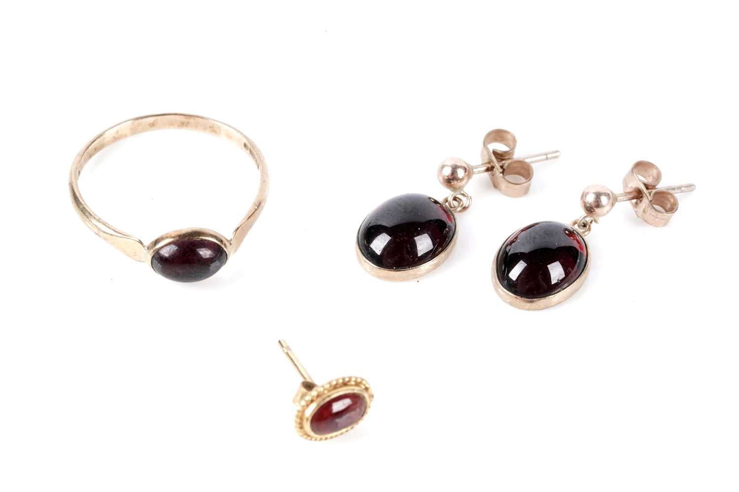 Lot 189 - A garnet cabochon single stone ring; and garnet earrings