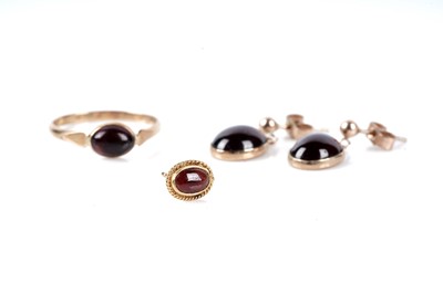 Lot 189 - A garnet cabochon single stone ring; and garnet earrings