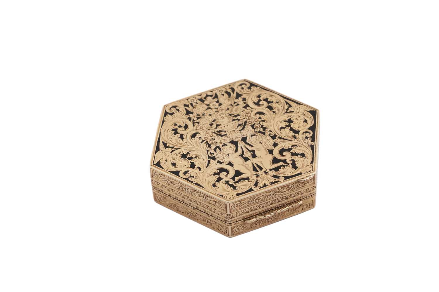 Lot 311 - A 20th Century Continental gold and enamelled powder compact