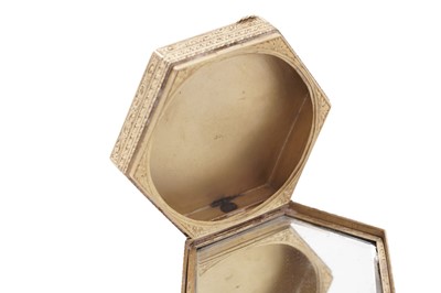 Lot 311 - A 20th Century Continental gold and enamelled powder compact