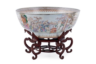 Lot 847 - A Chinese export punch bowl