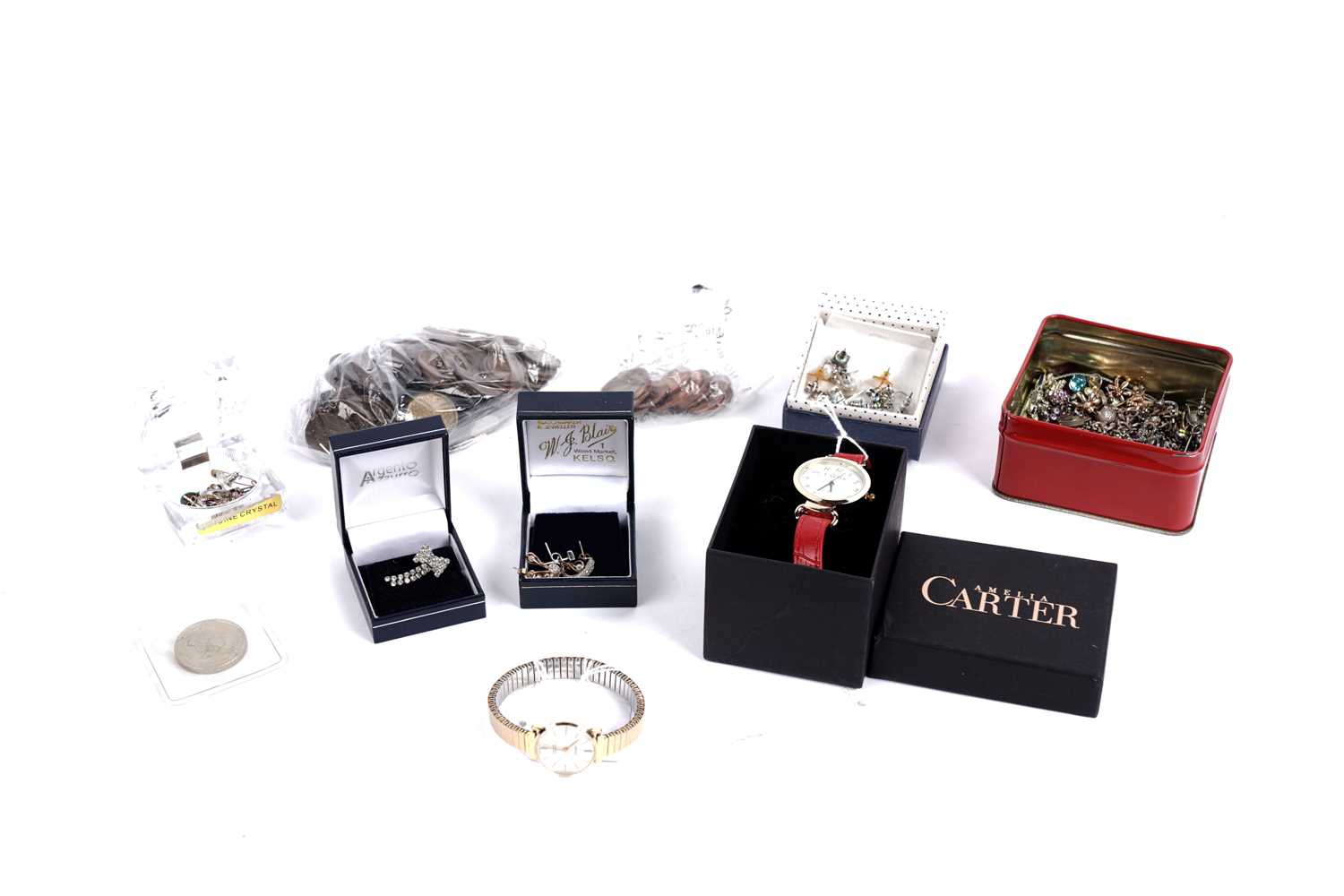 Lot 667 - A selection of silver and costume jewellery