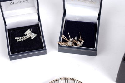Lot 667 - A selection of silver and costume jewellery