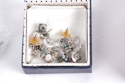 Lot 667 - A selection of silver and costume jewellery