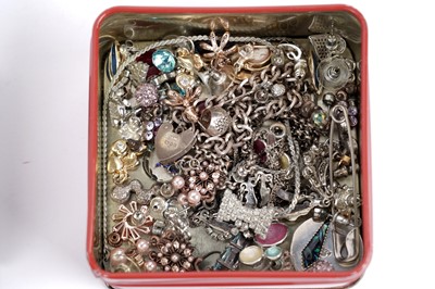 Lot 667 - A selection of silver and costume jewellery