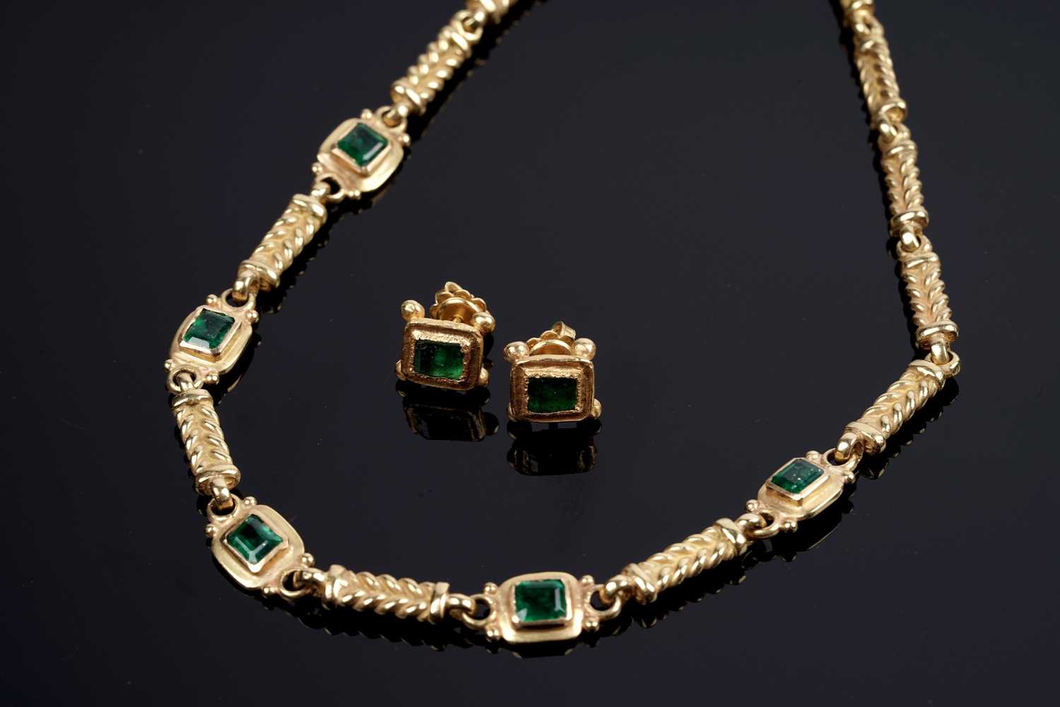 Lot 568 - Massimo Maria Melis: an emerald and high carat gold necklace and earrings of classical design