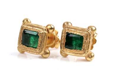 Lot 568 - Massimo Maria Melis: an emerald and high carat gold necklace and earrings of classical design