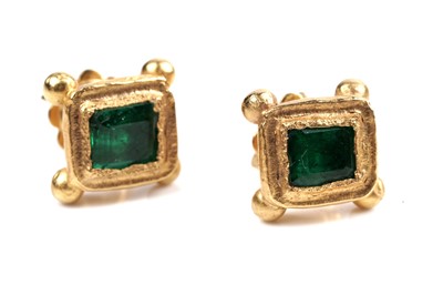 Lot 568 - Massimo Maria Melis: an emerald and high carat gold necklace and earrings of classical design