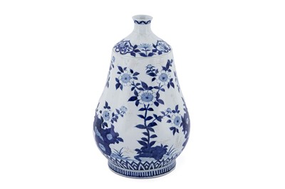 Lot 873 - A Japanese blue and white vase