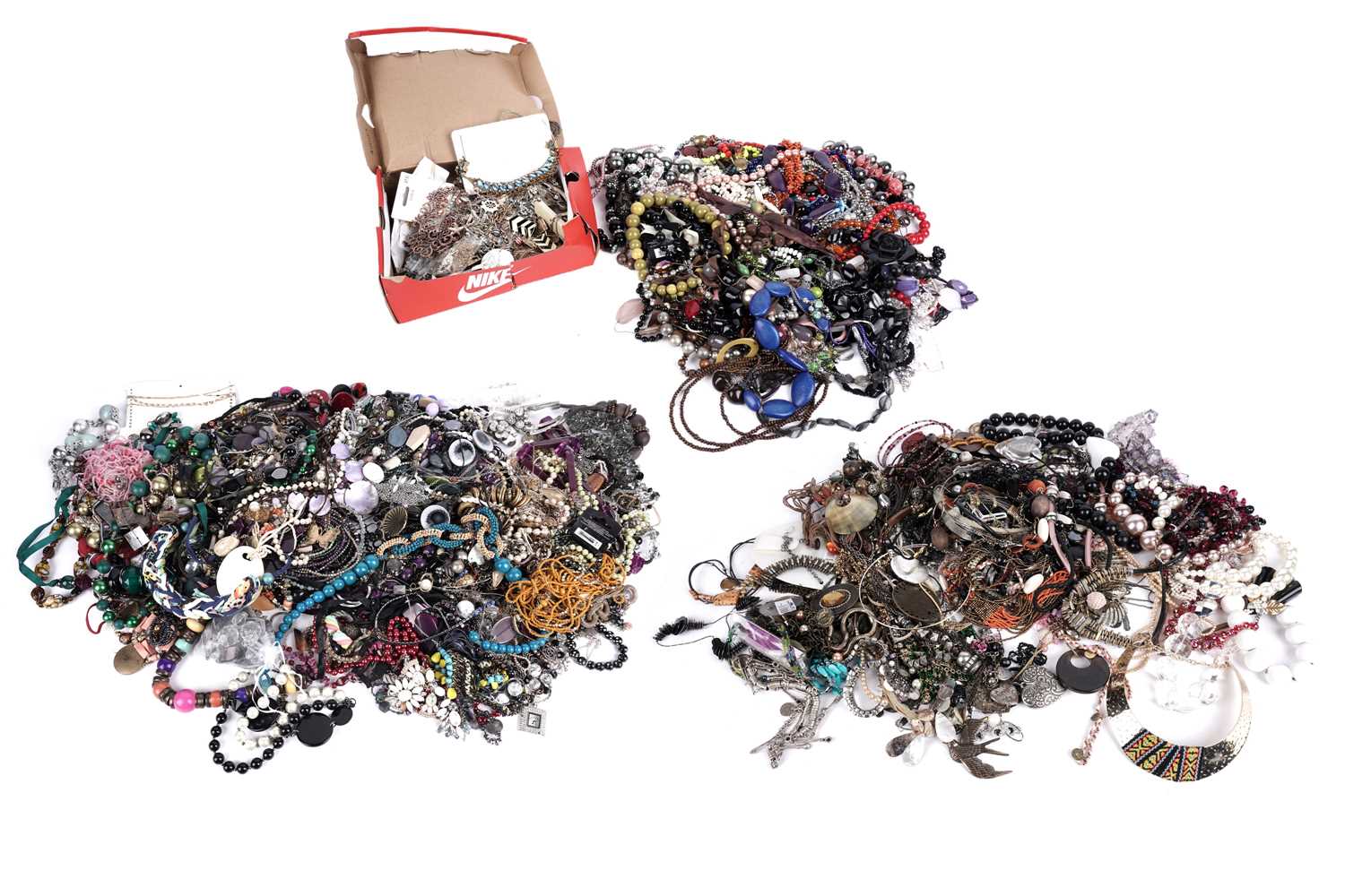 Lot 668 - A collection of costume jewellery