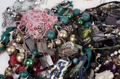Lot 668 - A collection of costume jewellery