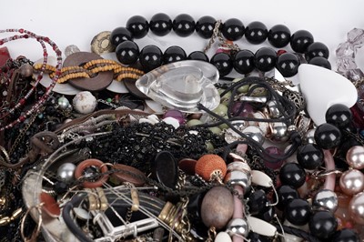 Lot 668 - A collection of costume jewellery