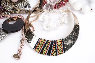 Lot 668 - A collection of costume jewellery