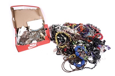 Lot 668 - A collection of costume jewellery