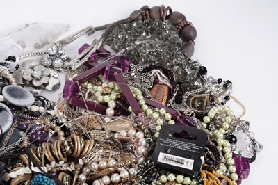 Lot 668 - A collection of costume jewellery