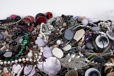 Lot 668 - A collection of costume jewellery