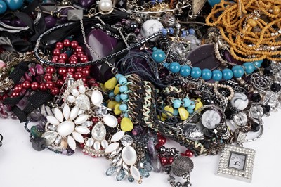 Lot 668 - A collection of costume jewellery