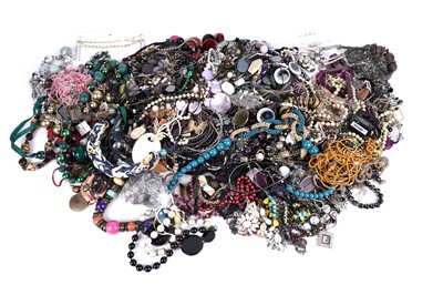 Lot 668 - A collection of costume jewellery