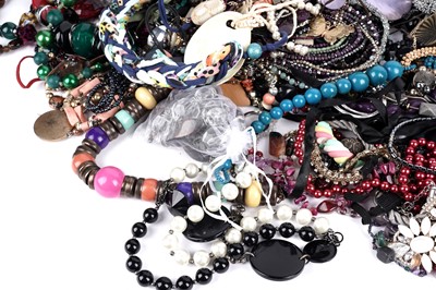 Lot 668 - A collection of costume jewellery