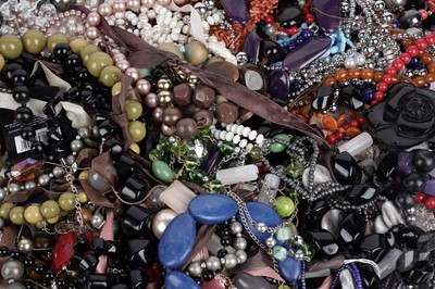Lot 668 - A collection of costume jewellery
