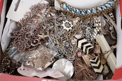Lot 668 - A collection of costume jewellery