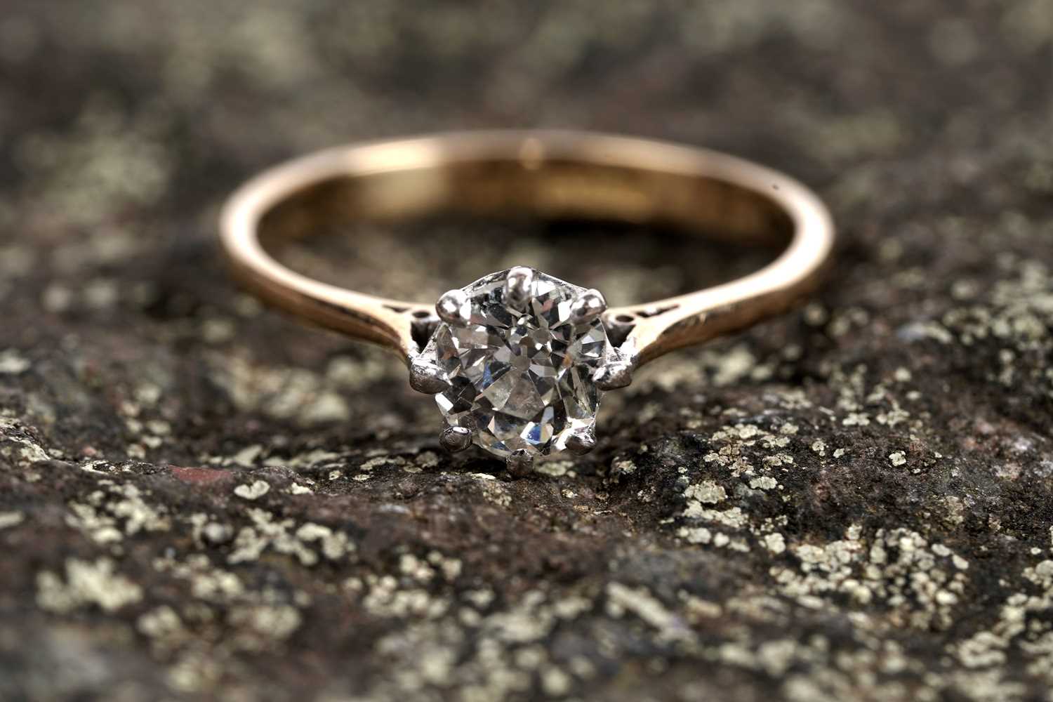 Lot 662 - A solitaire diamond ring