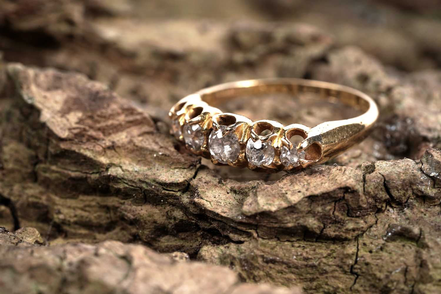 Lot 663 - An Edwardian diamond five stone dress ring