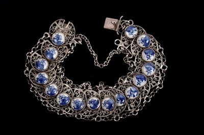 Lot 666 - A selection of silver and costume jewellery