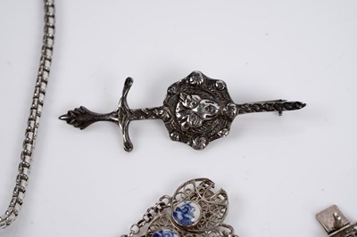 Lot 666 - A selection of silver and costume jewellery