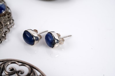 Lot 666 - A selection of silver and costume jewellery