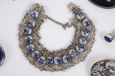 Lot 666 - A selection of silver and costume jewellery