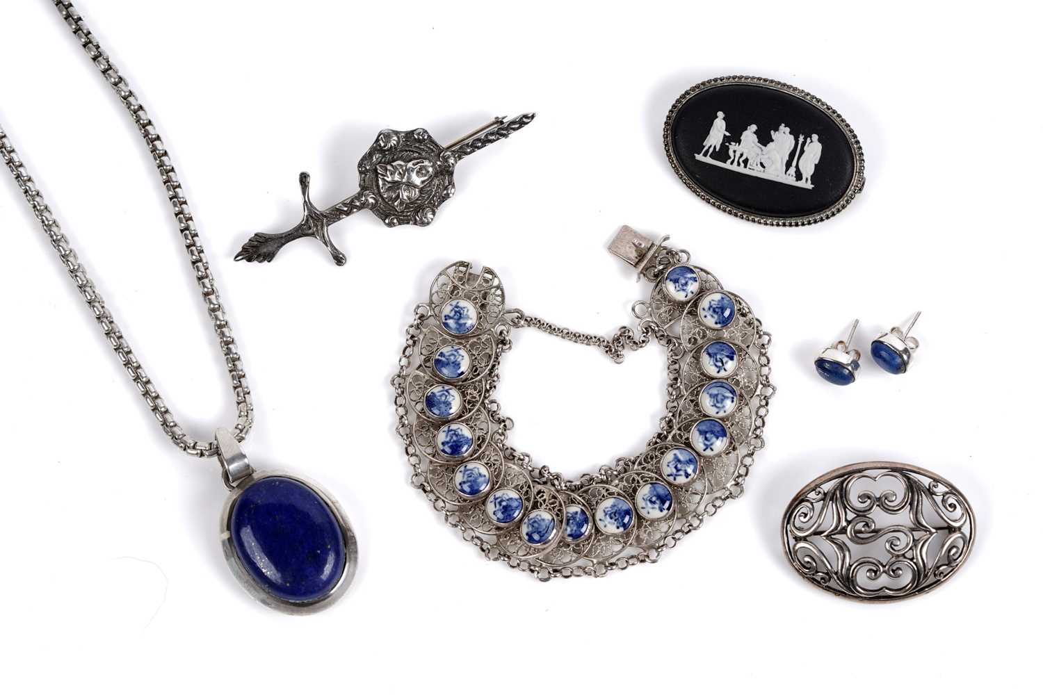 Lot 666 - A selection of silver and costume jewellery