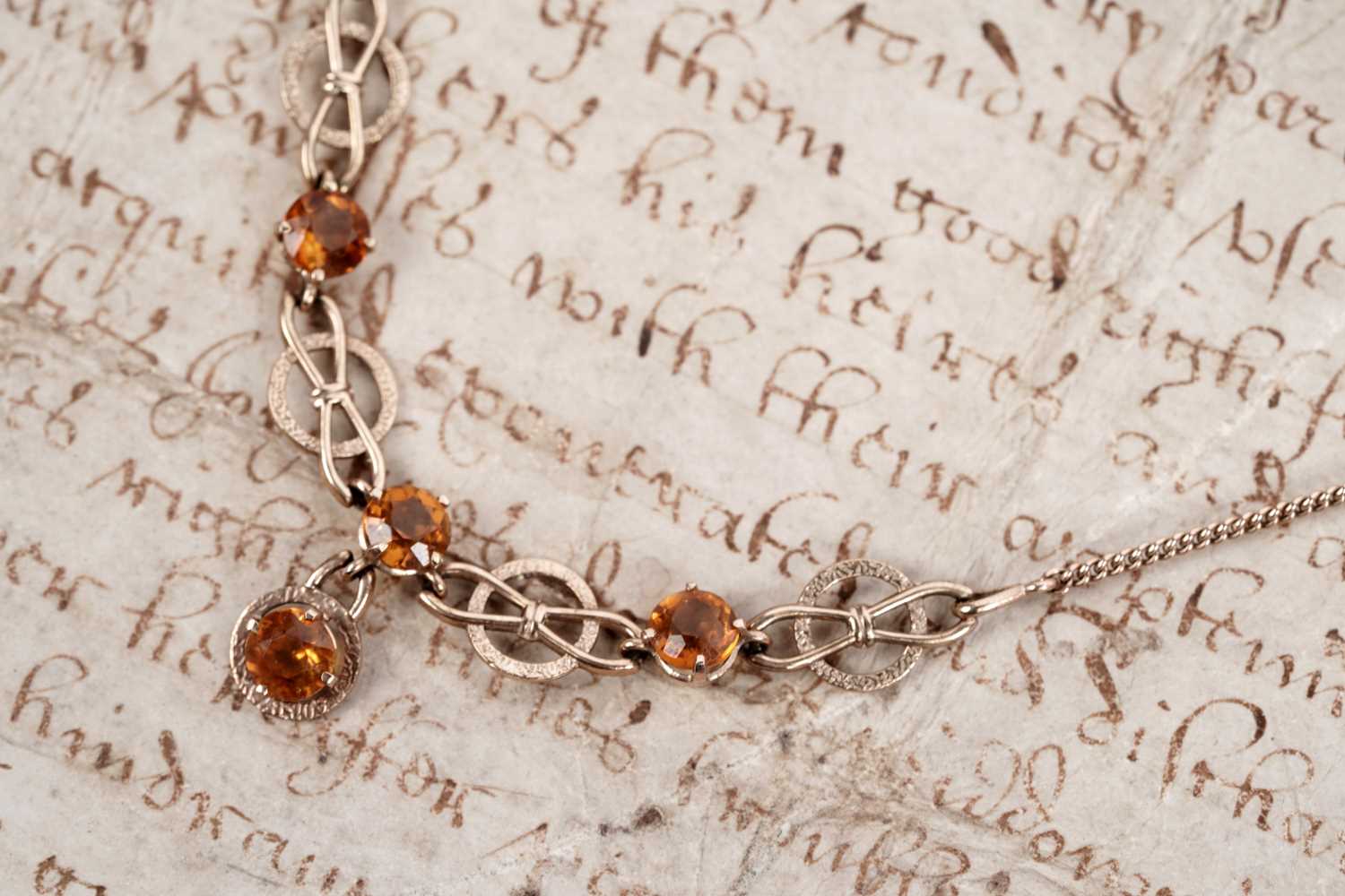 Lot 679 - A citrine pendant necklet
