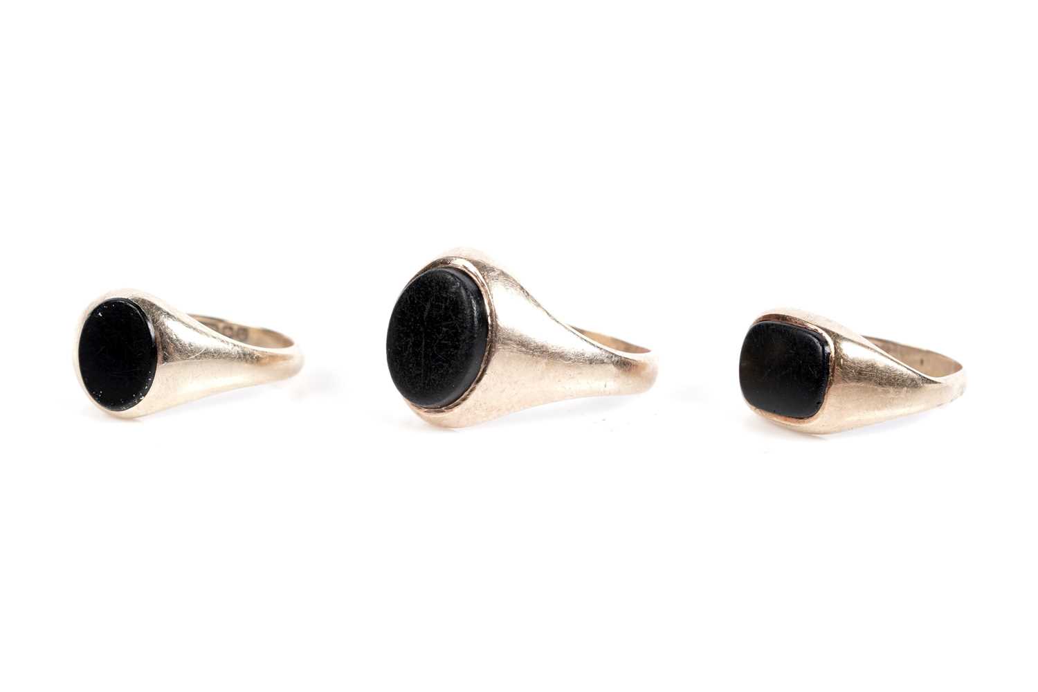 Lot 622 - Three onyx signet rings