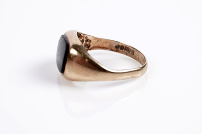 Lot 622 - Three onyx signet rings