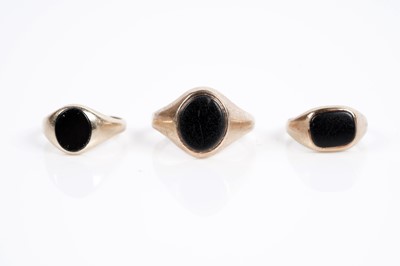 Lot 622 - Three onyx signet rings