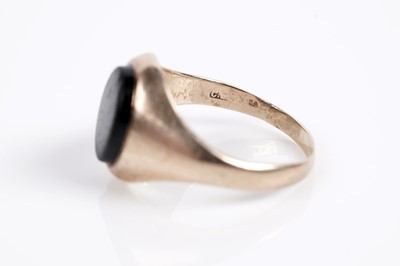 Lot 622 - Three onyx signet rings