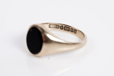 Lot 622 - Three onyx signet rings