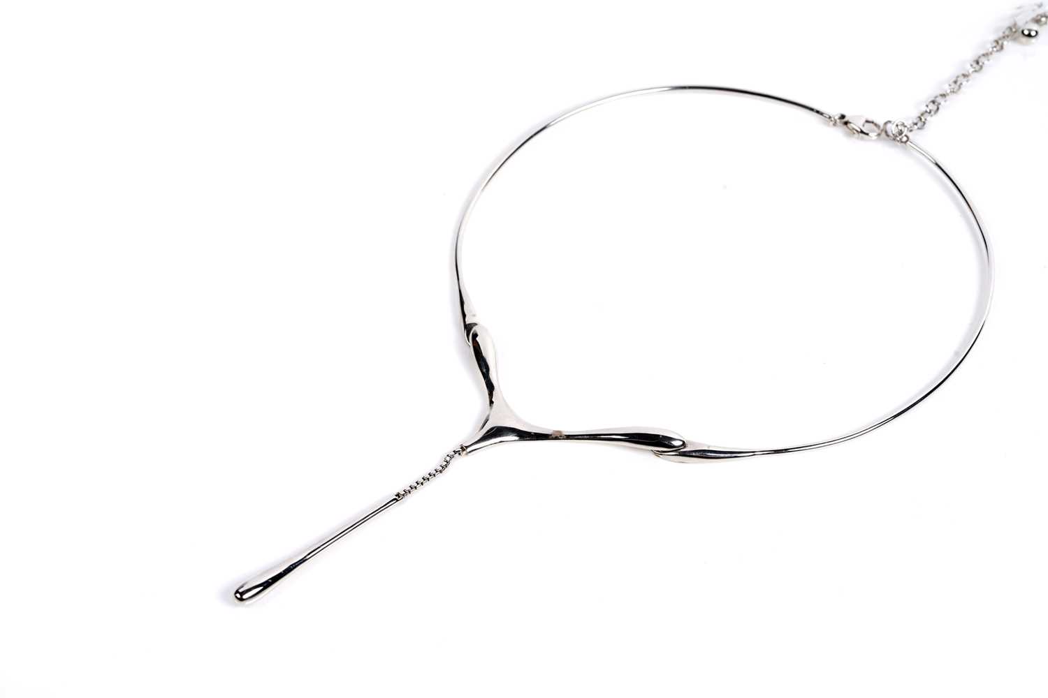 Lot 683 - Lucy Quartermaine: a "One Drop" pattern silver necklace