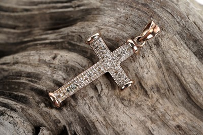 Lot 686 - A diamond crucifix pendant