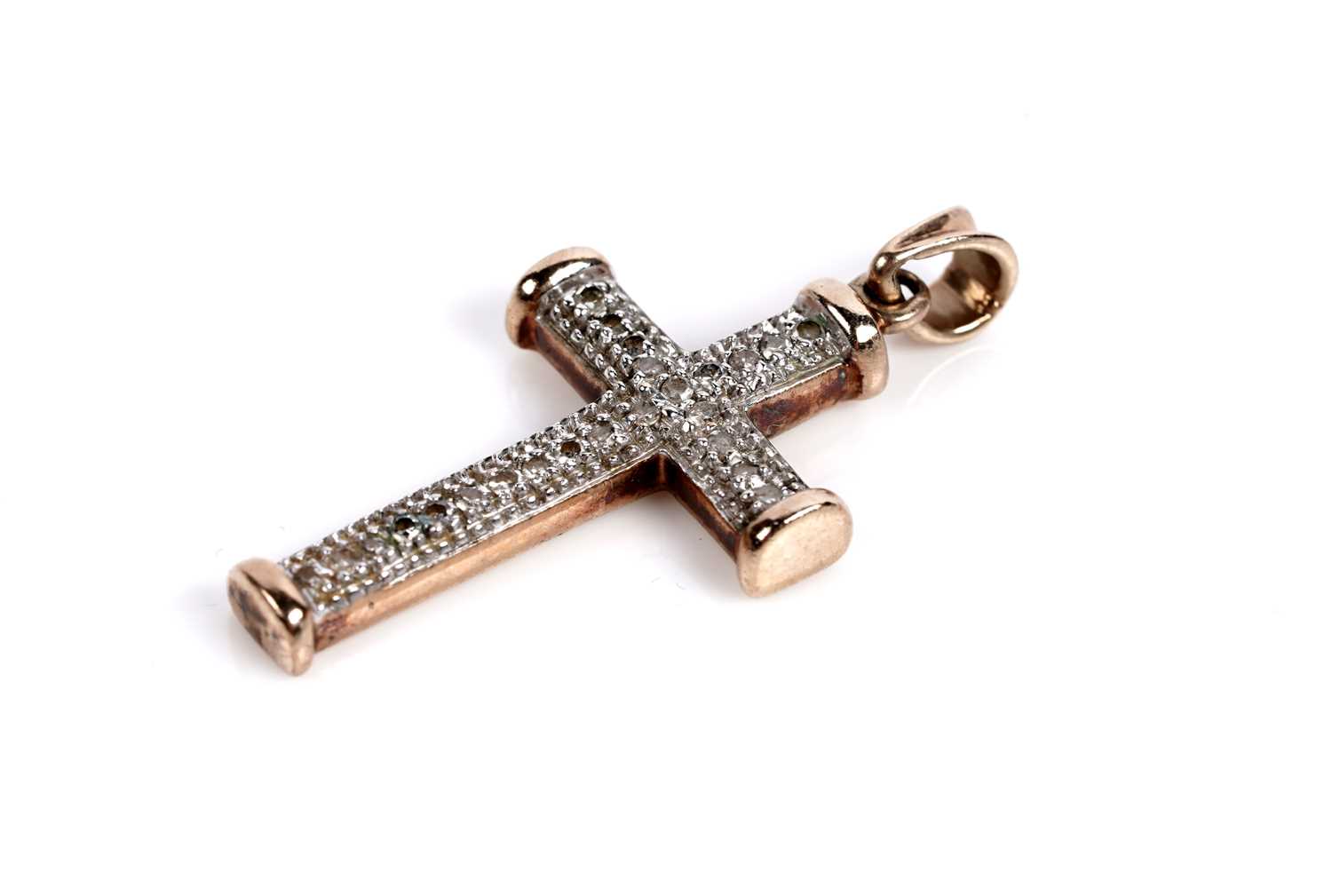 Lot 686 - A diamond crucifix pendant