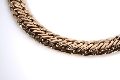 Lot 688 - A 9ct yellow gold choker necklace